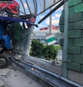 Na policajnej snímke prerazená protihluková stena.