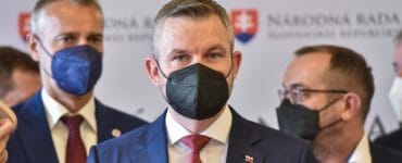 Uprostred predseda mimoparlamentnej strany Hlas-SD Peter Pellegrini.