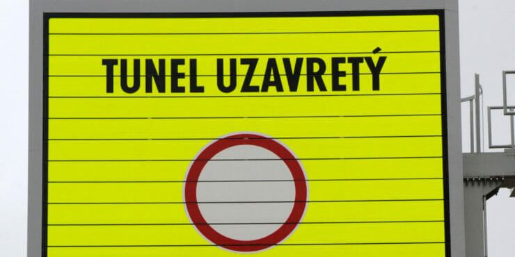 Dopravné značenie na diaľnici D1 v úseku Mengusovce - Jánovce pred tunelom Bôrik.
