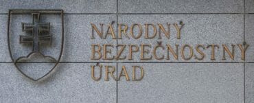 Tabuľa s nápisom na budove, v ktorej sídli Národný bezpečnostný úrad (NBÚ) na Budatínskej ulici v Bratislave 16. júla 2020.