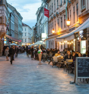 Večerná Bratislava po núdzovom stave.