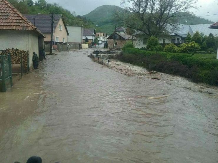 Na ilustračnom obrázku povodeň, ktorá hrozí aj okresu Michalovce.