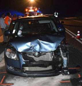 Auto po zrážke s lesnou zverou.