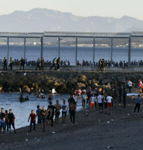 Migranti z Maroka FOTO: TASR/AP (Antonio Sempere/Europa Press via AP)