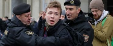 Bieloruská polícia zatýka Prataševiča v roku 2017.