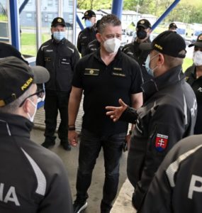 Roman Mikulec v rozhovore s policajtmi.