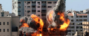 Dym stúpa po izraelskom leteckom útoku na budovu, v ktorej sídlia viaceré zahraničné médiá, vrátane agentúry The Associated Press (AP) v Gaza City, v pásme Gazy 15. mája 2021.