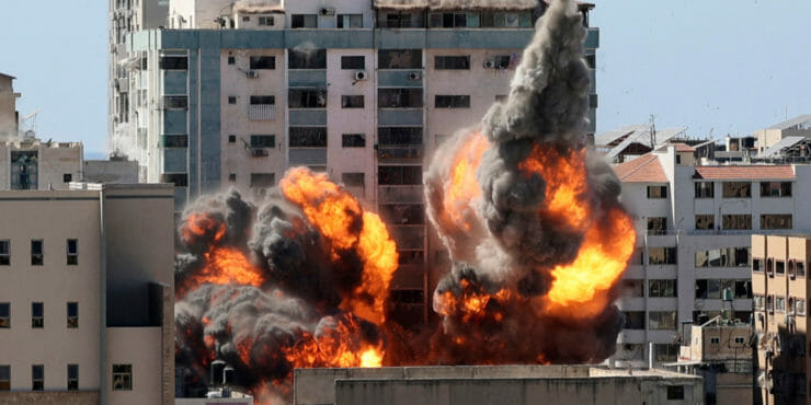 Dym stúpa po izraelskom leteckom útoku na budovu, v ktorej sídlia viaceré zahraničné médiá, vrátane agentúry The Associated Press (AP) v Gaza City, v pásme Gazy 15. mája 2021.