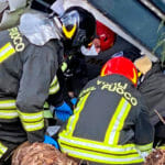 Na snímke záchranári pracujú pri troskách lanovky po tom, čo sa zrútila neďaleko vrcholu trate Stresa-Mottarone v regióne Piemont na severe Talianska v nedeľu 23. mája 2021.