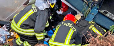 Na snímke záchranári pracujú pri troskách lanovky po tom, čo sa zrútila neďaleko vrcholu trate Stresa-Mottarone v regióne Piemont na severe Talianska v nedeľu 23. mája 2021.