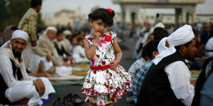 Dievčatko pózuje fotografovi počas osláv prvého dňa trojdňového sviatku íd al-fitr, ktorým sa tradične končí pôstny mesiac ramadán 28. júla 2014.