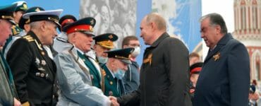 Ruský prezident Vladimir Putin (druhý sprava) a tadžický prezident Emomali Rachmon sa zdravia s vojnovými veteránmi pred začiatkom vojenskej prehliadky pri príležitosti 76. výročia víťazstva nad nacistickým Nemeckom v druhej svetovej vojne v Moskve v nedeľu 9. mája 2021.