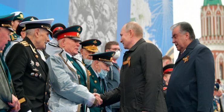 Ruský prezident Vladimir Putin (druhý sprava) a tadžický prezident Emomali Rachmon sa zdravia s vojnovými veteránmi pred začiatkom vojenskej prehliadky pri príležitosti 76. výročia víťazstva nad nacistickým Nemeckom v druhej svetovej vojne v Moskve v nedeľu 9. mája 2021.