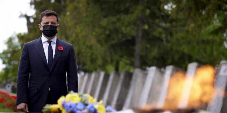 Volodymyr Zelenskyj kladie kvety pri príležitosti Dňa víťazstva nad fašizmom a 76. výročia ukončenia 2. svetovej vojny počas návštevy dediny Milove.