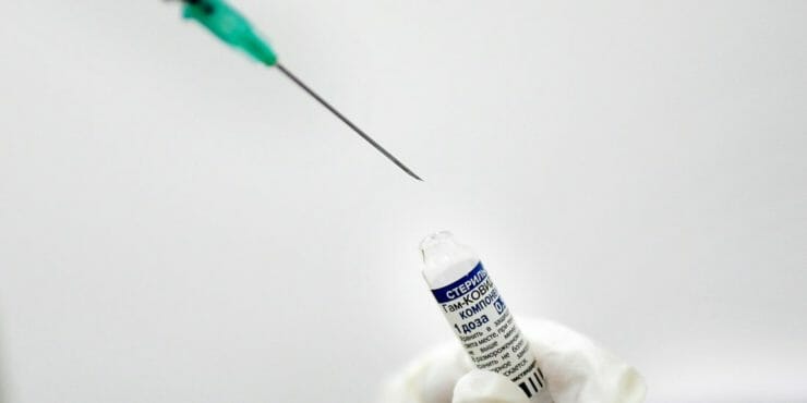 Lekár si pripravuje vakcínu Sputnik V proti ochoreniu Covid-19.