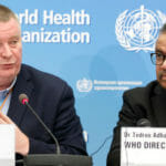 Riaditeľ programu Svetovej zdravotníckej organizácie (WHO) pre núdzové situácie Michael Ryan (vľavo) a šéf WHO Tedros Adhanom Ghebreyesus.
