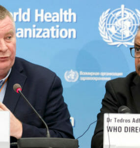Riaditeľ programu Svetovej zdravotníckej organizácie (WHO) pre núdzové situácie Michael Ryan (vľavo) a šéf WHO Tedros Adhanom Ghebreyesus.