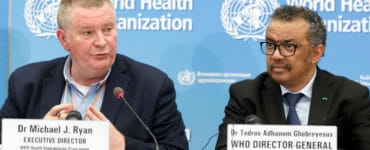 Riaditeľ programu Svetovej zdravotníckej organizácie (WHO) pre núdzové situácie Michael Ryan (vľavo) a šéf WHO Tedros Adhanom Ghebreyesus.