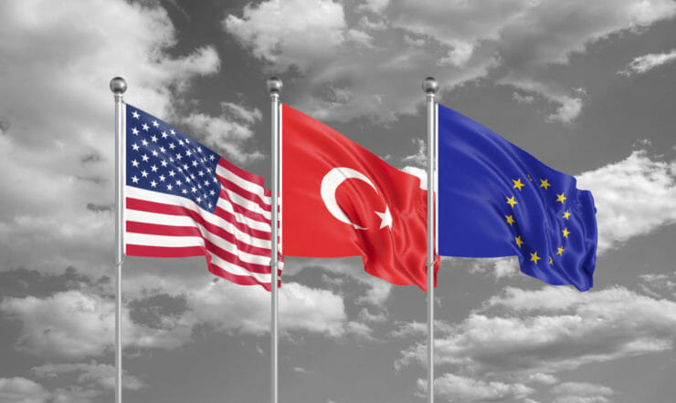 Vlajky USA, Turecka a EÚ.