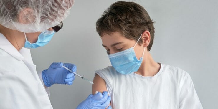 Očkovanie tínedžera vakcínou proti koronavírusu.