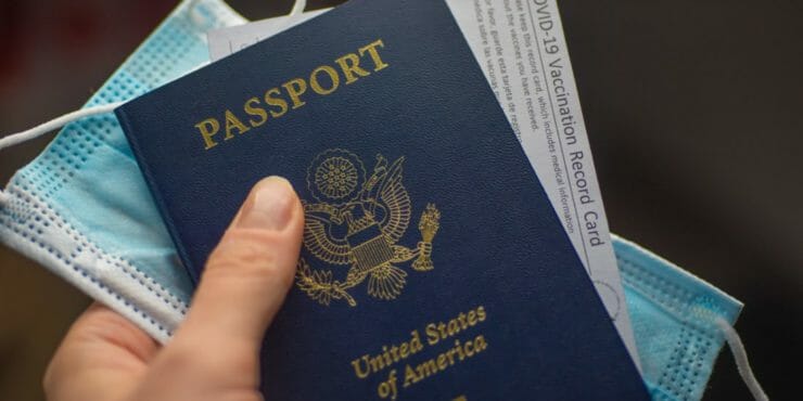Koronavírus a americký cestový pas.