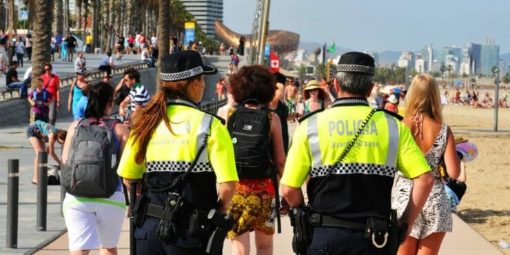 Polícia v Barcelone na pláži.