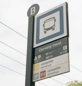 Na zastávkach MHD v Bratislave pribúdajú nové označníky.