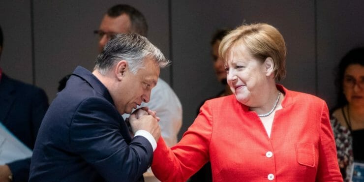 Zľava Viktor Orbán a Angela Merkelová.