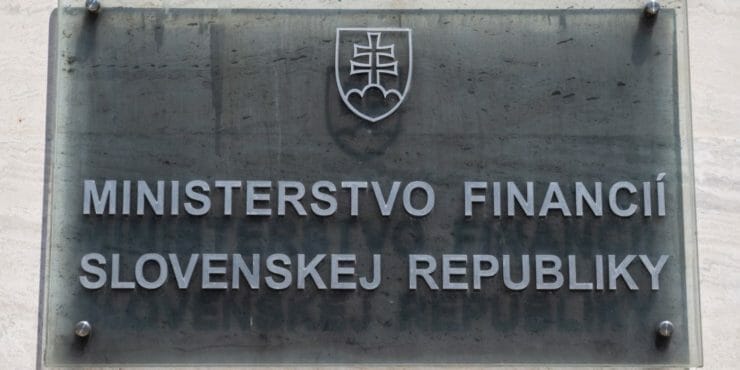 Nápis na budove, v ktorej sídli Ministerstvo financií SR na Štefanovičovej ulici v Bratislave.