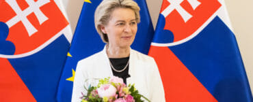 Predsedníčka Európskej komisie Ursula von der Leyenová pózuje s kyticou na Úrade vlády SR v Bratislave 21. júna 2021.