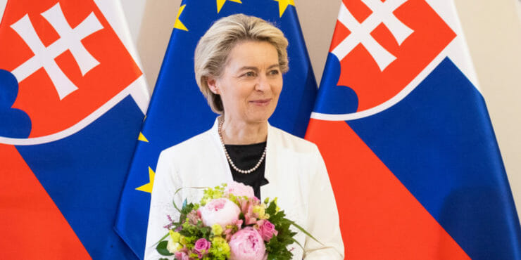 Predsedníčka Európskej komisie Ursula von der Leyenová pózuje s kyticou na Úrade vlády SR v Bratislave 21. júna 2021.