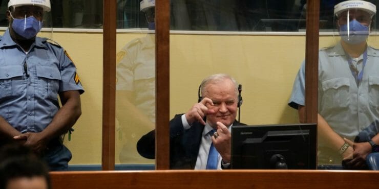 Bývalý veliteľ bosnianskosrbských síl Radko Mladič pózuje v súdnej sieni v Haagu v utorok 8. júna 2021.