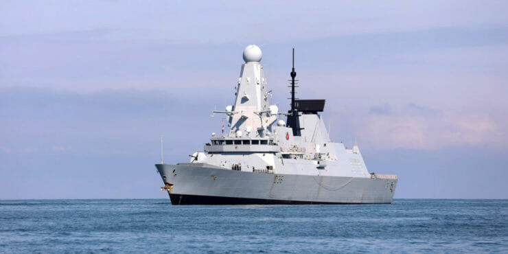 Britské vojenské plavidlo HMS Defender.