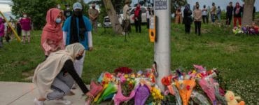 Ľudia kladú kvety na mieste zrážky auta do skupiny ľudí 7. júna 2021 v kanadskom meste London.