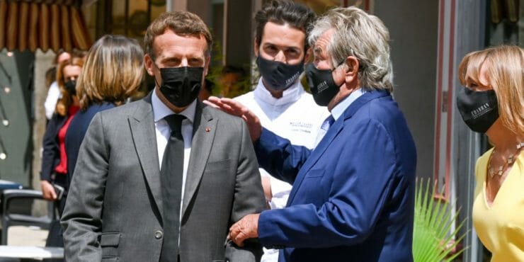 Emmanuel Macron (vľavo).