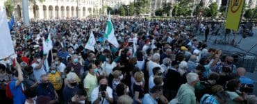 emonštranti sa zhromažďujú v centre Budapešti 5. júna 2021 počas protestu proti vládnemu plánu na vybudovanie kampusu čínskej Univerzity Fu-tan v maďarskej metropole.