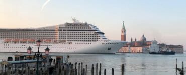 Výletná loď MSC Orchestra sa plaví kanálom Giudecca, ktorý sa nachádza pre Námestím sv. Marka v Benátkach 3. júna 2021.