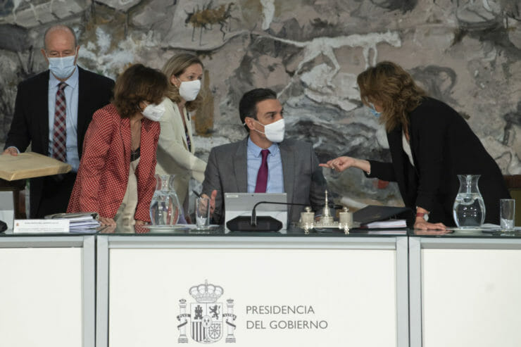 Španielsky premiér Pedro Sánchez (uprostred) diskutuje so svojimi troma ministerkami.