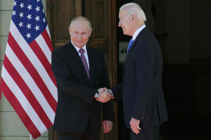 Vladimir Putin a Joe Biden počas stretnutia v Ženeve v júni 2021.