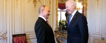 Zľava ruský prezident Vladimir Putin a americký prezident Joe Biden počas stretnutia v Ženeve 16. júla 2021.