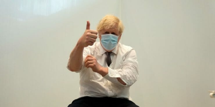 Britský premiér Boris Johnson reaguje po tom, ako dostal druhú dávku vakcíny proti ochoreniu COVID-19 od spoločnosti AstraZeneca v Londýne 3. júna 2021.