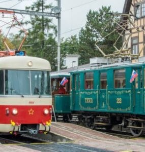 Historické tatranské električky Trojča a Kométa.