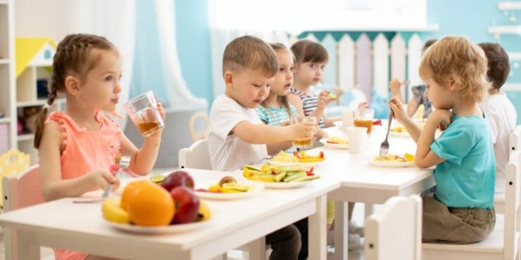 Deti počas konzumácie jedla.