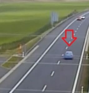 Modrá Škoda Felícia v protismere na D1.