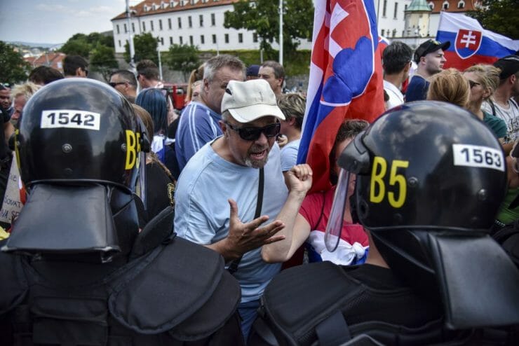 Protest proti vládnym opatreniam pred budovou Národnej rady (NR) SR v Bratislave 23. júla 2021.
