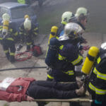 hasiči, záchranári. ranení