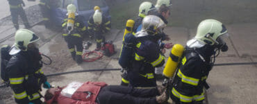 hasiči, záchranári. ranení