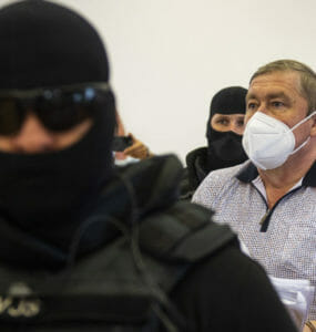 Bývalý špeciálny prokurátor Dušan Kováčik v sprievode príslušníkov Zväzu väzenskej a justičnej stráže.