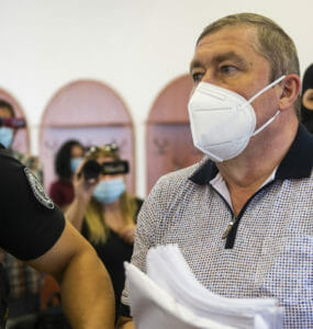 Bývalý špeciálny prokurátor Dušan Kováčik v sprievode príslušníkov Zväzu väzenskej a justičnej stráže.