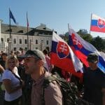 Účastníci protestného zhromaždenia proti opatreniam vlády SR v súvislosti s pandémiou ochorenia COVID-19 pred Prezidentským palácom 29. júla 2021 v Bratislave.